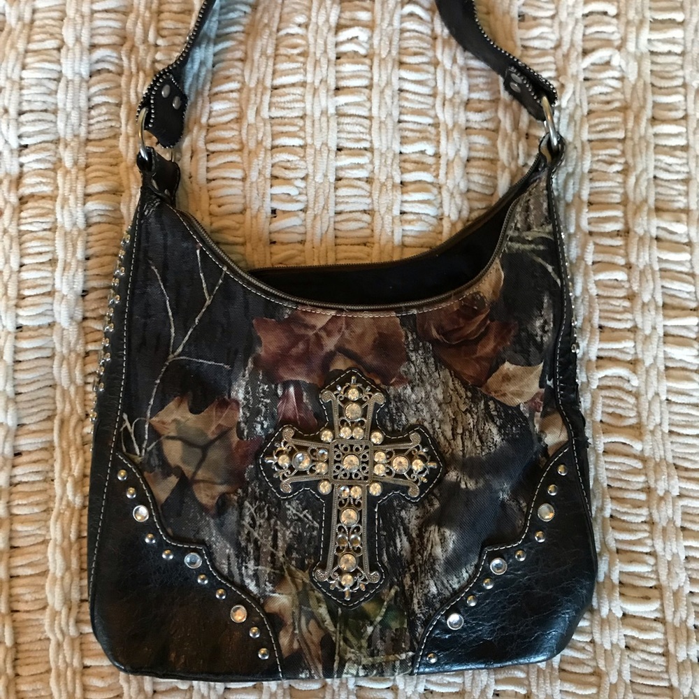 Mossy oak purse with cross